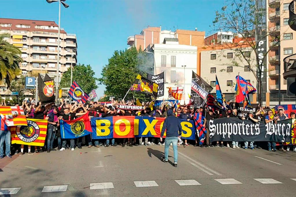 Movilización de Boixos Nois con banderas y pancartas azulgranas en la calle