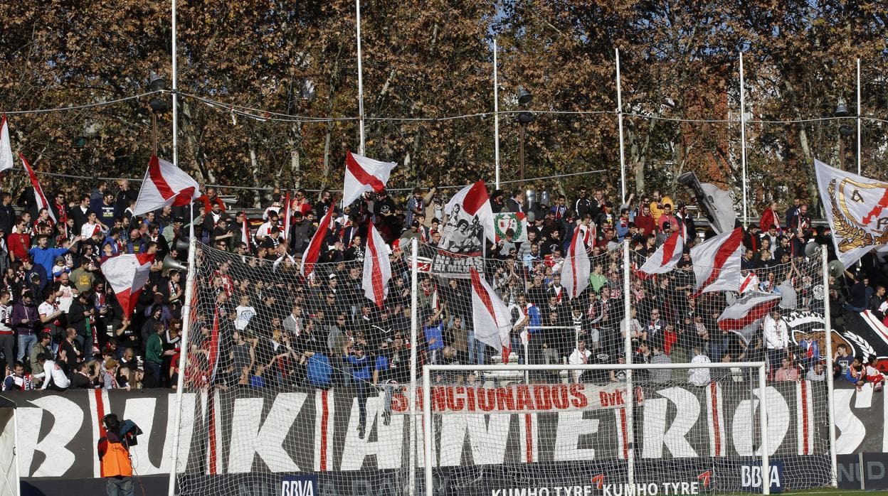 Grada de Bukaneros en Vallecas con banderas rojiblancas y pancarta principal en el fondo